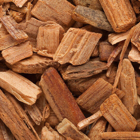Caramelt Mami scent cedarwood chips illustrating bottom notes of liquid amber, soft cedarwood, and edenolide.