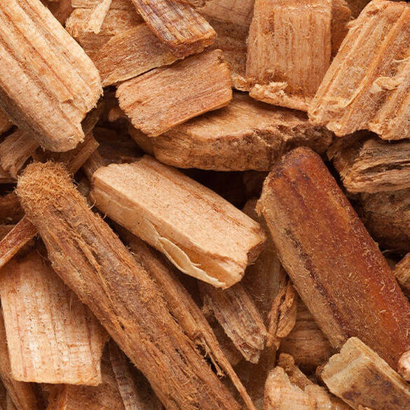 Suga Baddie scent bottom notes are Cedarwood chips illustrating bottom notes of textured musks, edenolide, and soft cedarwood.