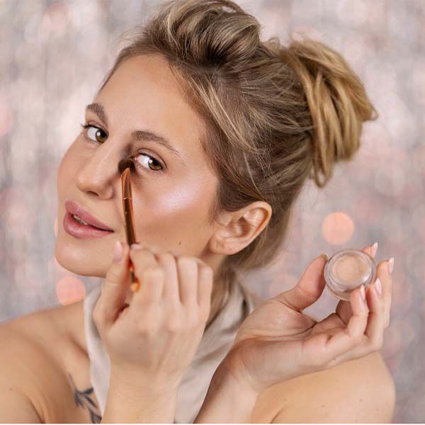 ¿COMO AGRANDAR LOS LABIOS CON MAQUILLAJE?