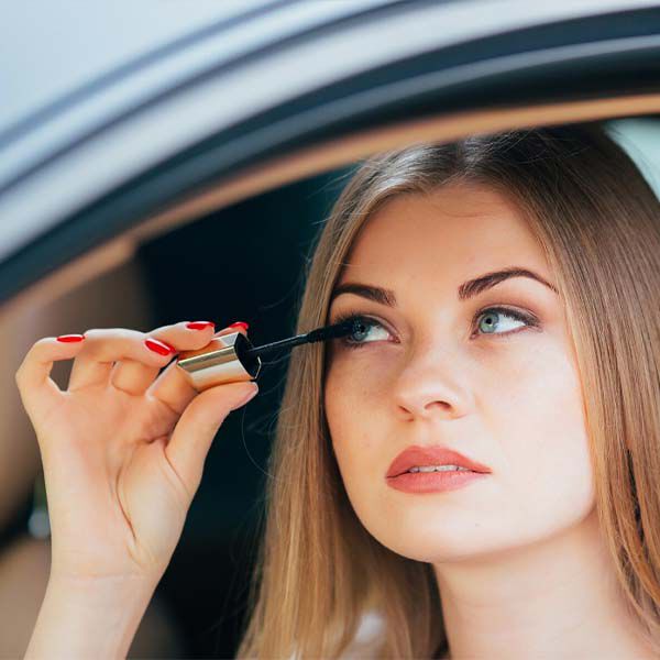 ¿COMO AGRANDAR LOS LABIOS CON MAQUILLAJE?