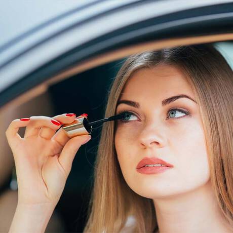 ¿COMO AGRANDAR LOS LABIOS CON MAQUILLAJE?