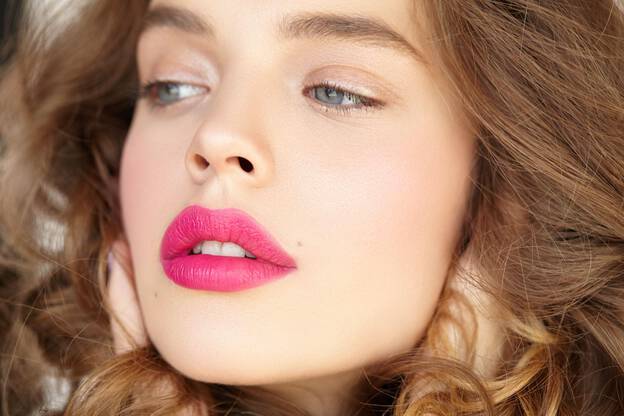 maquillaje labios fucsia