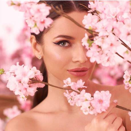 ¿COMO AGRANDAR LOS LABIOS CON MAQUILLAJE?