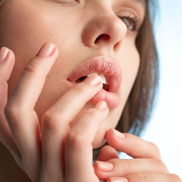 ¿COMO AGRANDAR LOS LABIOS CON MAQUILLAJE?