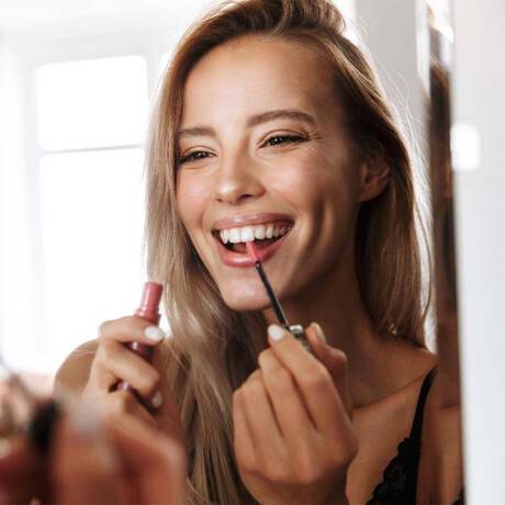 ¿COMO AGRANDAR LOS LABIOS CON MAQUILLAJE?