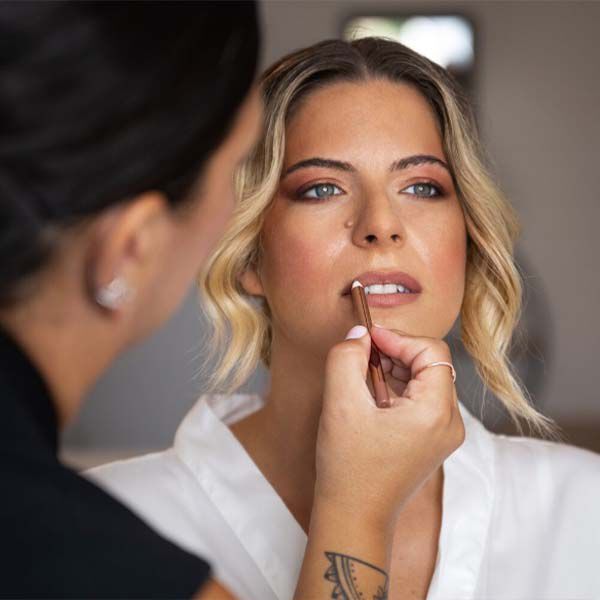 ¿COMO AGRANDAR LOS LABIOS CON MAQUILLAJE?