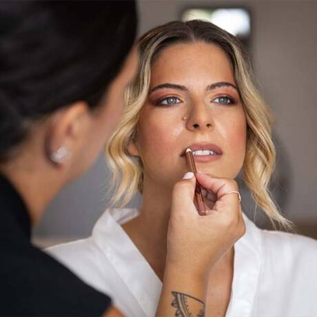 ¿COMO AGRANDAR LOS LABIOS CON MAQUILLAJE?