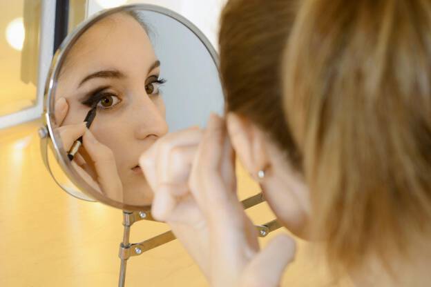 maquillaje de ojos estilo egipcio