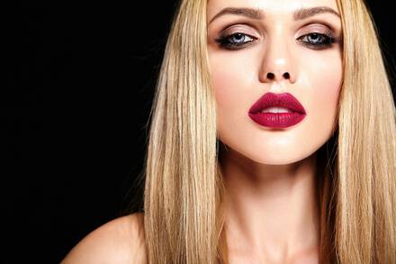 maquillaje con labial oscuro