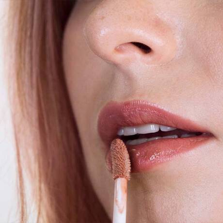 ¿COMO AGRANDAR LOS LABIOS CON MAQUILLAJE?
