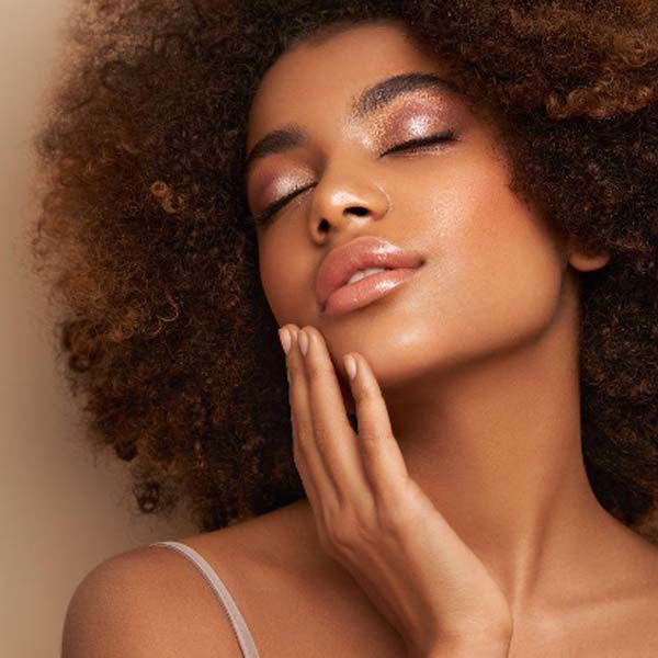 ¿COMO AGRANDAR LOS LABIOS CON MAQUILLAJE?