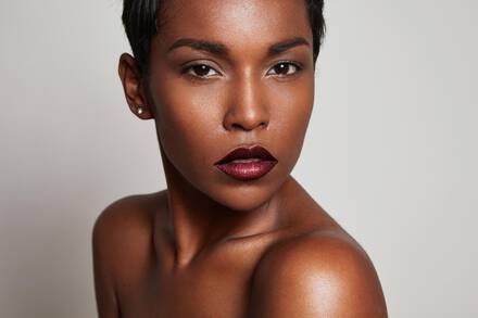 maquillaje con labial oscuro