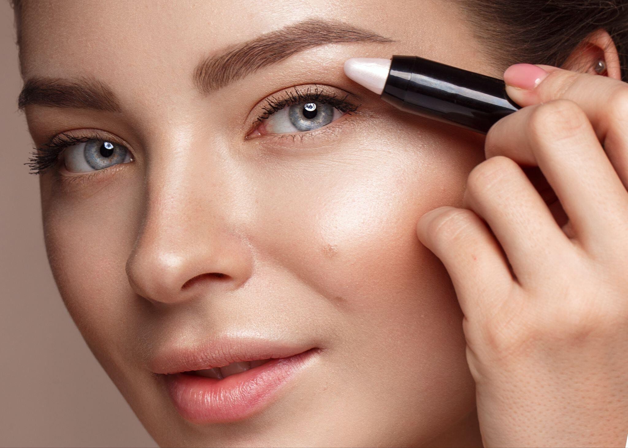 donde se pone el iluminador en la cara